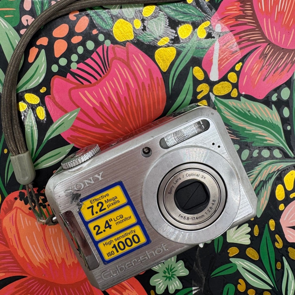Sony Cyber-shot DSC-S700 7.2MP Digital‎ Camera Silver 3x Optical Zoom Bundle